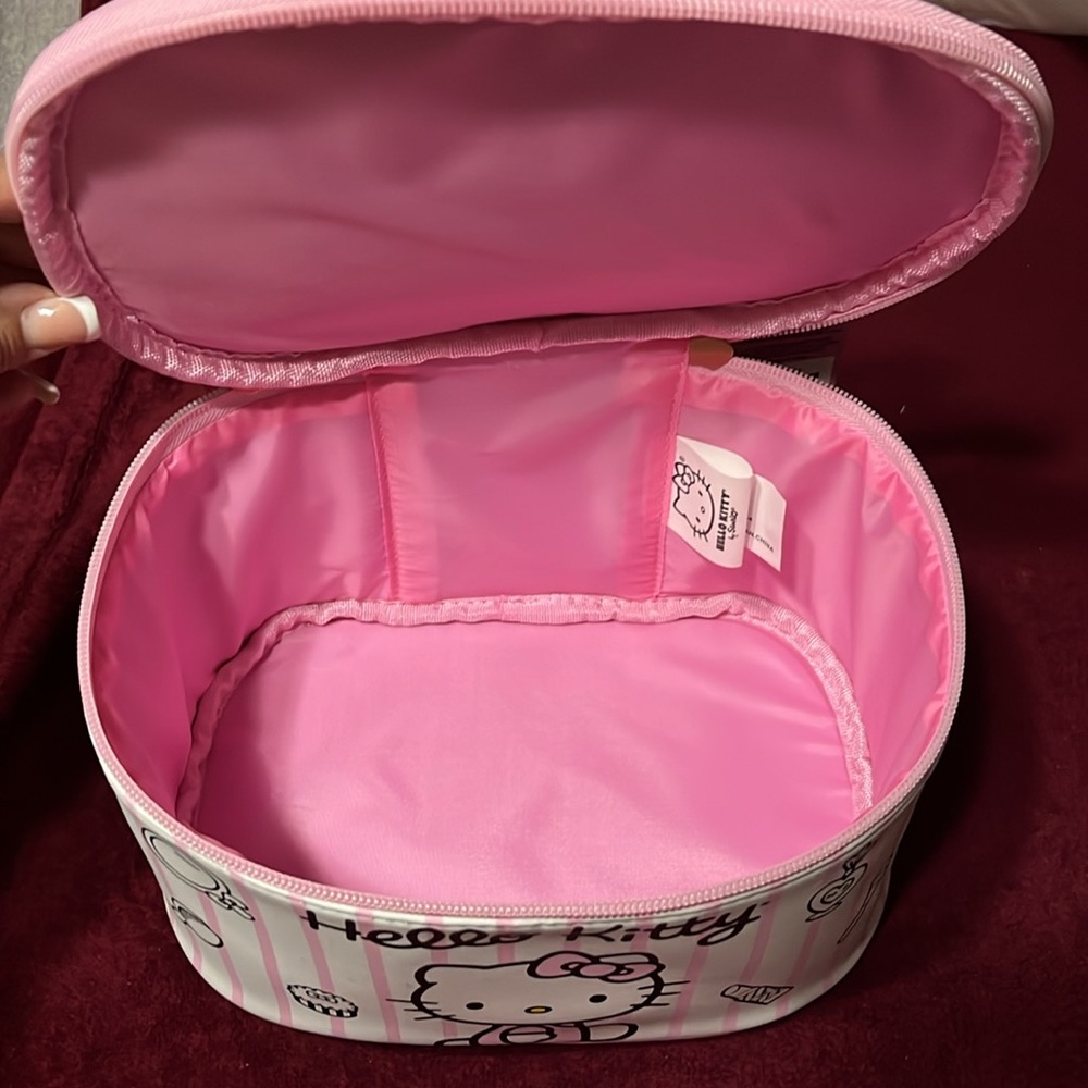 Hello Kitty makeup case - Picture 3 of 4